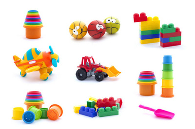 白色背景上的童真世界 兒童玩具的純粹與想象